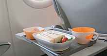 Названа реальная опасность еды на борту самолета