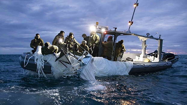 ВМС США показали выловленный из океана китайский аэростат