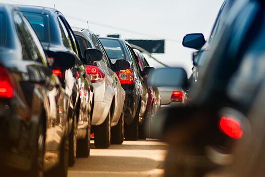 Водитель получил штраф за превышение скорости на 129 км/ч, когда стоял в пробке