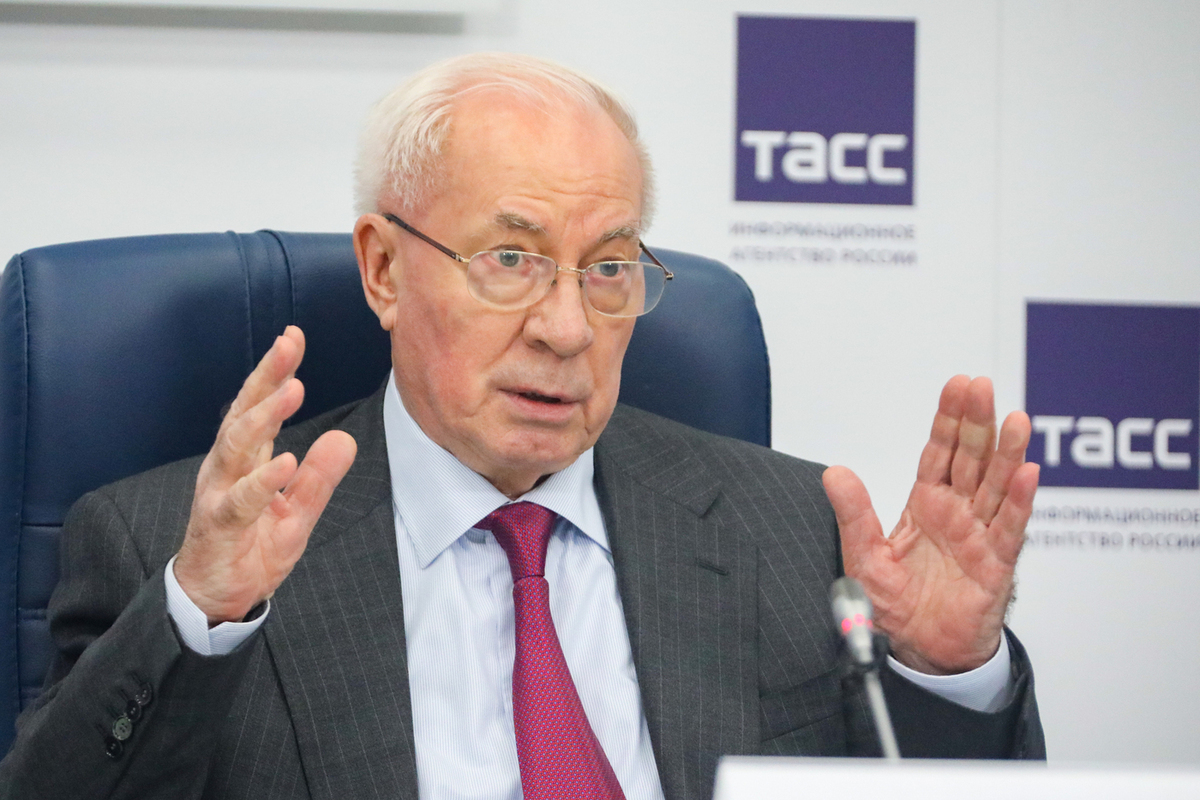 Экс-премьер-министр Азаров призвал передать ключевые решения по Украине крупным странам