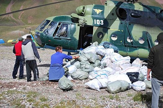 В Киргизии очищают от мусора пик Ленина