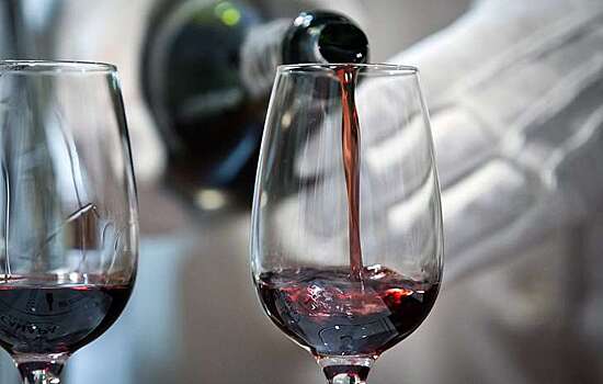Оценены целебные свойства красного вина при коронавирусе