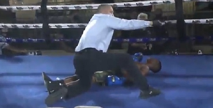 Боксер нокаутировал соперника «страшным» ударом