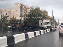 Два грузовика остановили в пробках половину Красноярска
