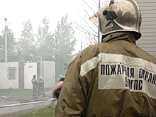 В Новом Уренгое на улице Сибирской ночью сгорел заброшенный дом