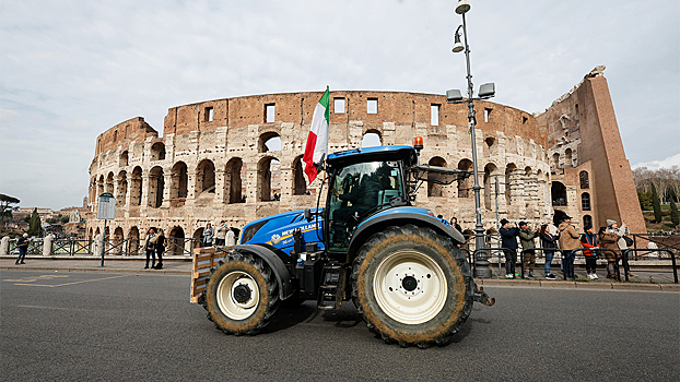 Протестующие фермеры проехали по центру Рима на тракторах