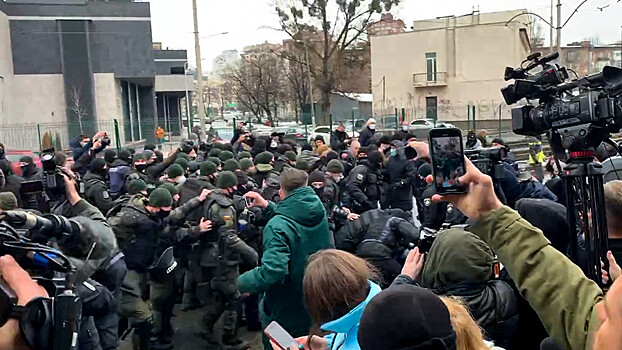 В Киеве правые активисты устроили беспорядки около телеканала «Наш»
