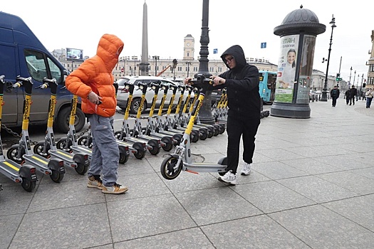 В центре Петербурга за электросамокатами присмотрят инспекторы платной парковки