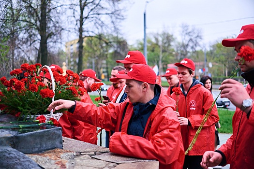 Нижегородские коммунисты возложили цветы к памятнику «Участникам первых маёвок»