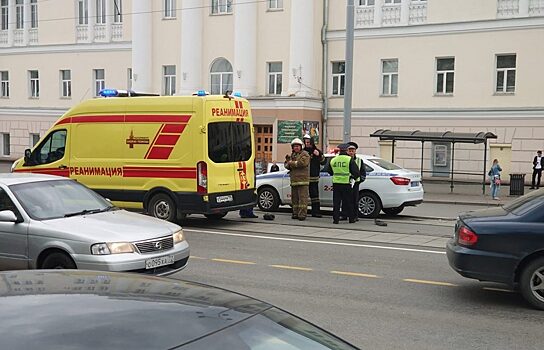 В центре Екатеринбурга из-за лежащего на путях мотоциклиста встали трамваи