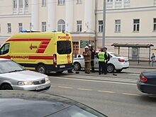 В центре Екатеринбурга из-за лежащего на путях мотоциклиста встали трамваи