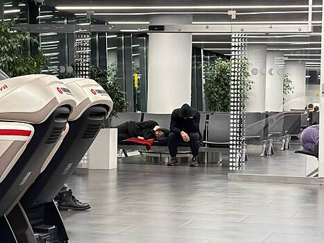 Российская авиакомпания задержала пассажиров на всю ночь