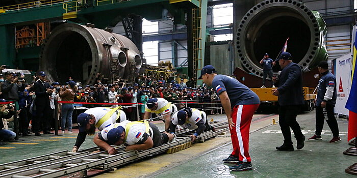 Силачи в Ростовской области на 3,5 метра протащили атомный реактор весом 450 тонн