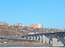 В Красноярске на съезде с 4-го моста водитель задремал и разбил машину