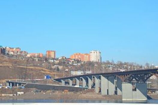 В Красноярске на съезде с 4-го моста водитель задремал и разбил машину