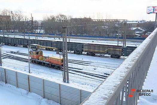 На Среднем Урале женщина выпала из поезда и погибла под его колесами