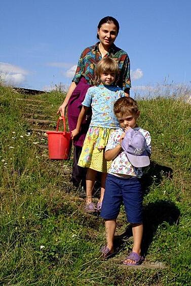 Она рассказала, что сейчас находится дома и чувствует себя хорошо. 