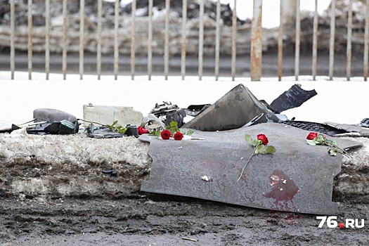 Родители погибших в страшном ДТП ярославцев привезли на место трагедии цветы