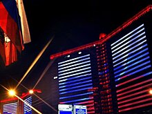 Ко Дню Конституции Москву украсили 400 праздничных плакатов