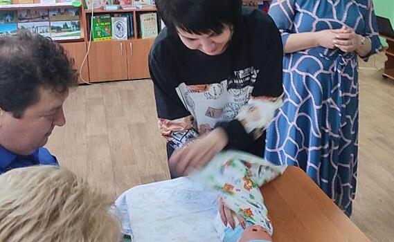 В Курской области женщин научили пеленать детей на время и рассказали о льготах