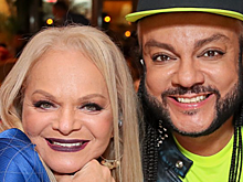 Лариса Долина встретила свое 65-летие в шикарном синем костюме