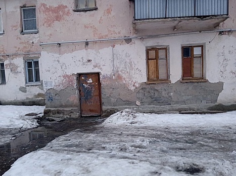 Глава СКР заинтересовался аварийным домом в п. Первомайский Коркинского округа