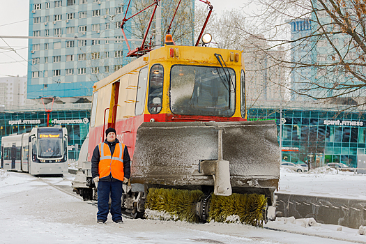 «Снежок» против сугробов: как чистят в снегопады трамвайные пути в Москве