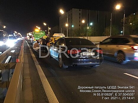 Три автомобиля столкнулись на Ленинградском шоссе