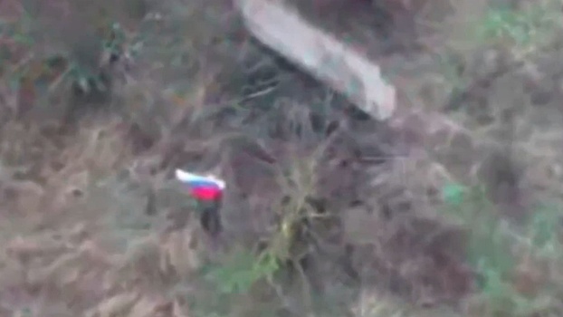 Бойцы ГрВ «Восток» развернули российский флаг в освобожденном Радостном