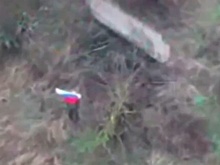 Бойцы ГрВ «Восток» развернули российский флаг в освобожденном Радостном