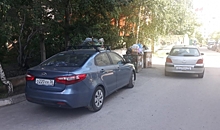 В Воронеже из-за припаркованных машин снова не смогли вывезти мусор