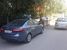 В Воронеже из-за припаркованных машин снова не смогли вывезти мусор