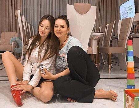 «Очень смело»: мама Анастасии Костенко блеснула объемными формами в купальнике и прозрачном парео