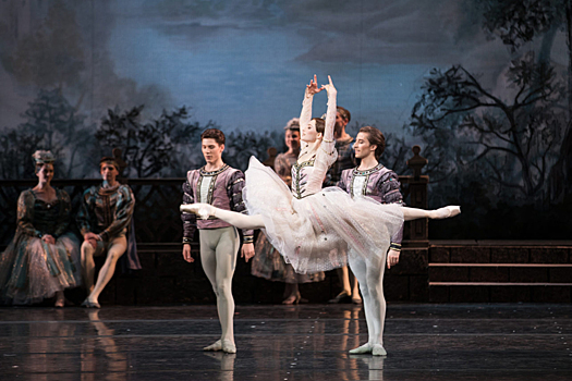 От «Аленького цветочка» до «Трех товарищей». Пять легендарных постановок московских театров