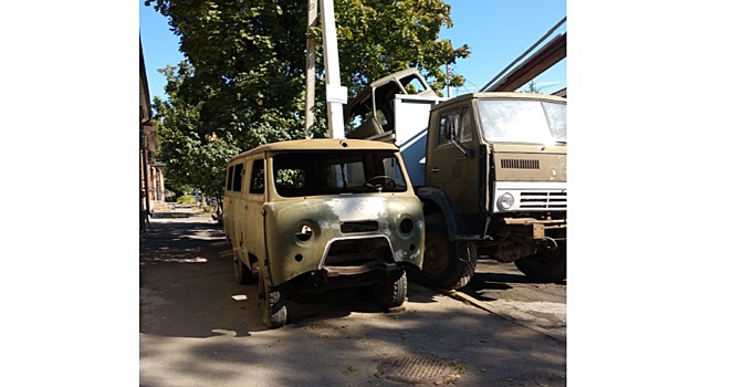 Штрафы не помогают: ростовчанин возмущен стоянкой старых машин на дороге и тротуаре