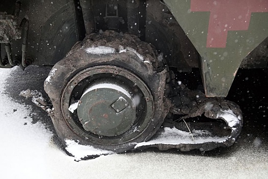 Спрятанную среди гражданских машин бронетехнику ВСУ сожгли и сняли на видео