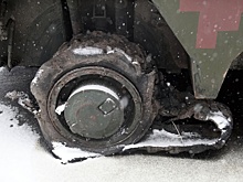 Спрятанную среди гражданских машин бронетехнику ВСУ сожгли и сняли на видео