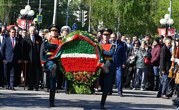 В парке Победы и на Архангельском кладбище в Казани возложили цветы в честь 9 Мая