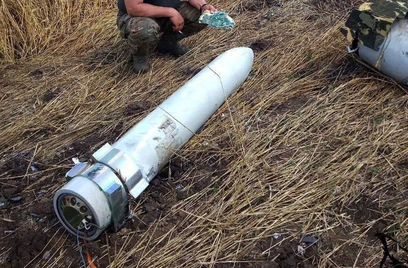 СМИ: Россиянка потребовала от французского посольства забрать ракету из ее огорода
