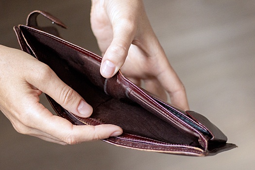 Из-за рекламы граждане с долгами тратят деньги еще и на посреднические услуги