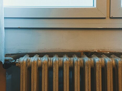 Эксперт Бондарь: ржавчина на батарее может привести к протечке после подачи отопления