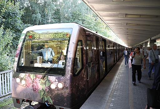 Поезд «Акварель» с экспозицией «Растения Красной книги Москвы» запустили в метро