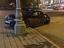 У Toyota Camry после столкновения на кольце у Центральной гостиницы с корнем вырвало колесо