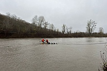 Автомобиль с пятью людьми упал в реку Белая в Адыгее