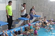 Глава рязанского минспорта провёл урок по плаванию для юных ермишинцев