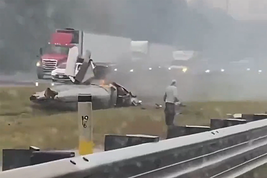 В США самолет упал на автомагистраль и загорелся