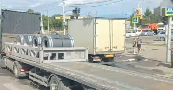 На въезде в Благовещенск из-за разлива техжидкости образовалась огромная пробка, понадобилась помощь МЧС