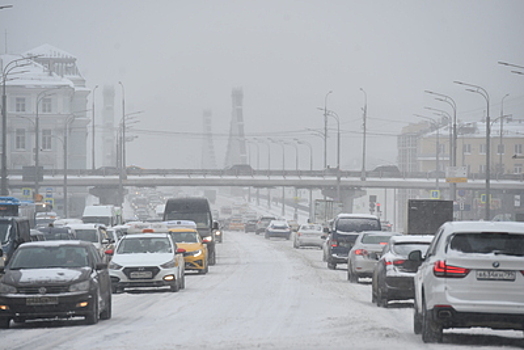 Пробки на столичных дорогах достигли 6 баллов во время первого сильного снегопада