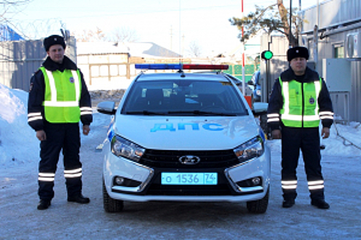 Госавтоинспекторы пришли на помощь автоледи, оказавшейся в трудной ситуации на дороге в Челябинской области