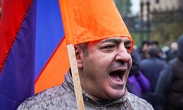 Армяне в Ереване блокируют здания правительства